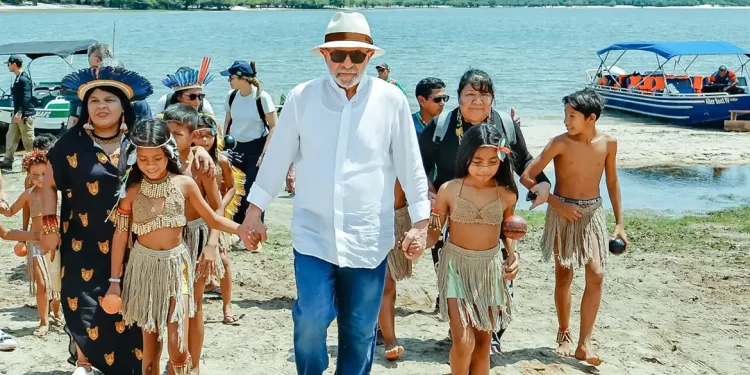 Lula visita aldeia indígena e promete energia para 4,3 mil famílias