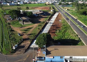 OBRAS –  Governo Roberto Araujo pavimenta via que conecta SP-255 à Avenida Cunha Bueno