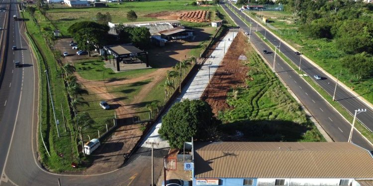 OBRAS – Governo Roberto Araujo pavimenta via que conecta SP-255 à Avenida Cunha Bueno