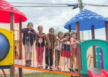 EDUCAÇÃO – Escola Municipal Alzira Pavão inaugura parquinho para alunos