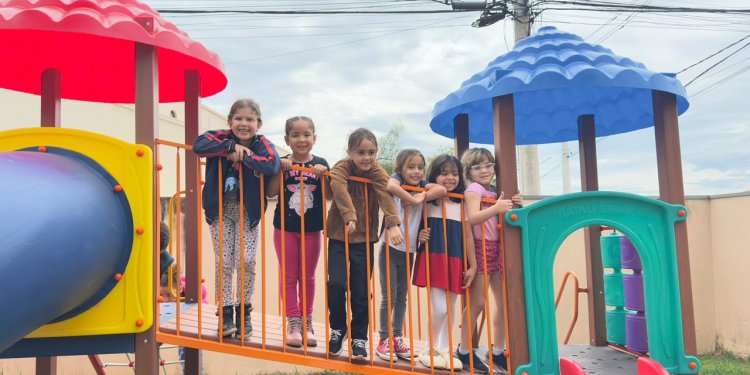 EDUCAÇÃO – Escola Municipal Alzira Pavão inaugura parquinho para alunos