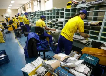 Correios preparam demissão de 10 mil funcionários e atrasos nas entregas aumentam no país