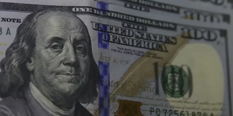 Dólar supera R$ 5,40 em meio a ajustes externos e tensão política