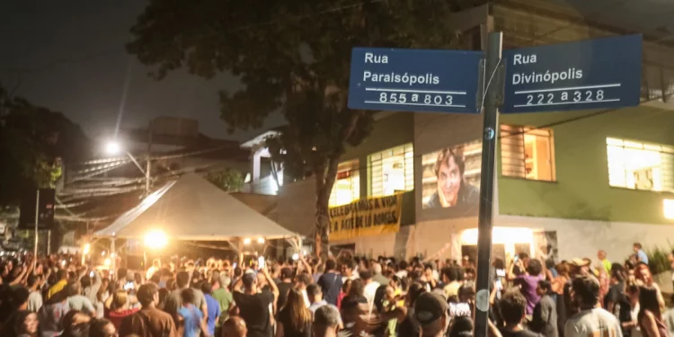 Despedida de Lô Borges reúne fila de músicos e aplausos em Santa Tereza