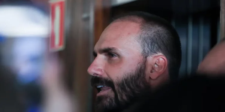 STF forma maioria para tornar Eduardo Bolsonaro réu no tarifaço