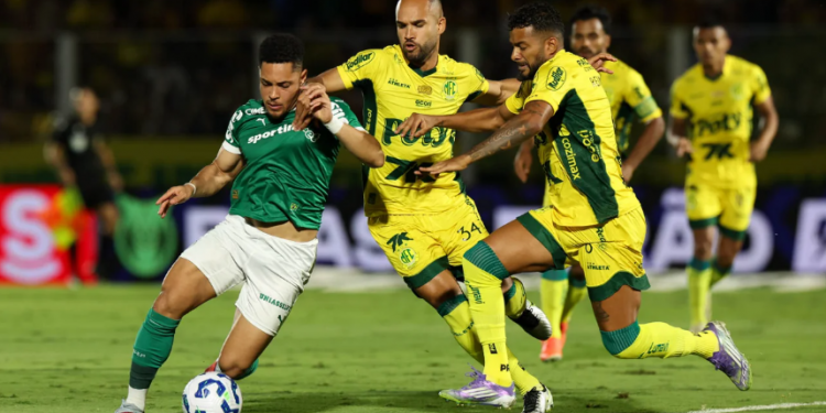 Palmeiras perde do Mirassol e Flamengo encosta na ponta do Brasileirão