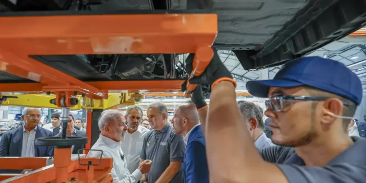 Lula: queda da pobreza está ligada à menor inflação e maiores salários
