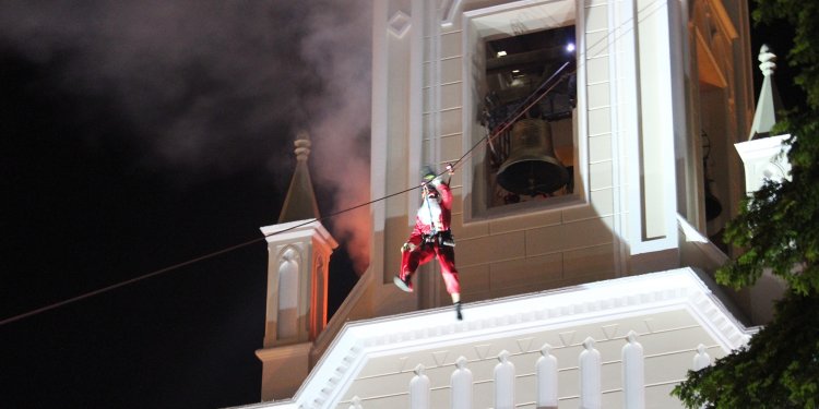 CULTURA – Papai Noel desce o Santuário de tirolesa nesta sexta, 19, às 20 horas – Evento que já virou tradição em Avaré é uma realização da Prefeitura em parceria com Corpo de Bombeiros