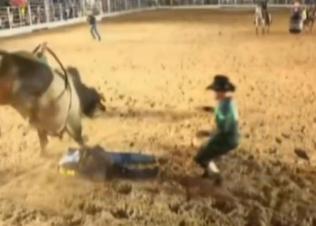 PEÃO FRATURA COSTELA AO SER ATINGIDO POR TOURO EM RODEIO NA EMAPA
