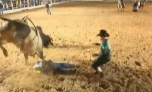 PEÃO FRATURA COSTELA AO SER ATINGIDO POR TOURO EM RODEIO NA EMAPA