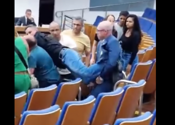 CIDADÃO É RETIRADO À FORÇA DA CÂMARA DE AVARÉ DURANTE VOTAÇÃO DE AUMENTO DE SUBSÍDIOS PARA VEREADORES; ASSISTA O VÍDEO COMPLETO DA CONFUSÃO