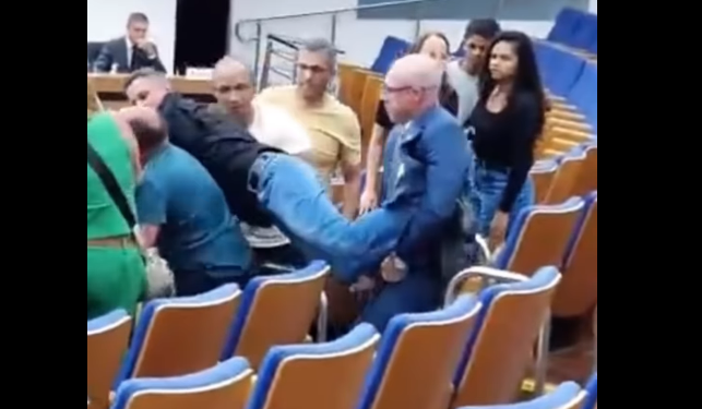 CIDADÃO É RETIRADO À FORÇA DA CÂMARA DE AVARÉ DURANTE VOTAÇÃO DE AUMENTO DE SUBSÍDIOS PARA VEREADORES; ASSISTA O VÍDEO COMPLETO DA CONFUSÃO