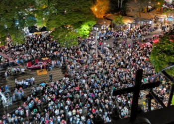 MULTIDÃO SE EMOCIONA COM DESCIDA DO PAPAI NOEL EM TIROLESA E APRESENTAÇÕES ESPECIAIS EM AVARÉ