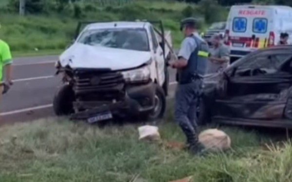 Acidente entre dois veículos interdita rodovia em Avaré