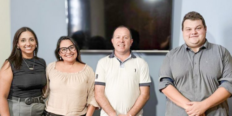 Secretaria de Indústria e Comércio firma parceria com Sicredi e ACIA para levar educação financeira às empresas de Avaré