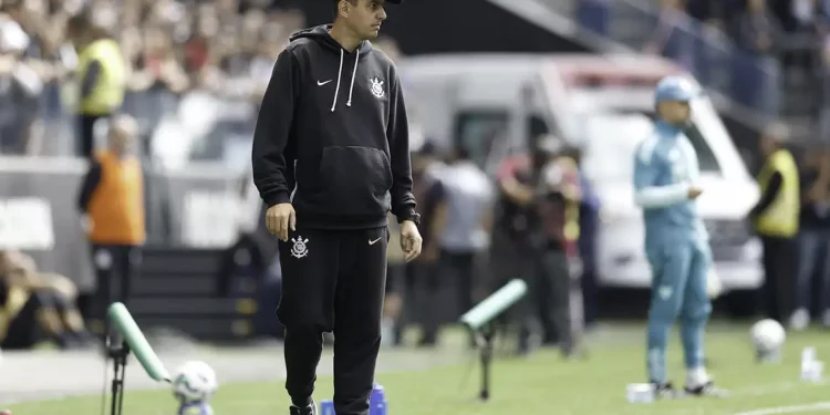 Técnico Lucas Piccinato é demitido da equipe feminina do Corinthians