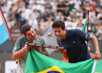 João Fonseca e Marcelo Melo garantem título de duplas do Rio Open