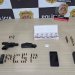 PIRAJU  –  Polícia Civil prende homem e apreende arma, munições, droga e máquinas de jogo em bar