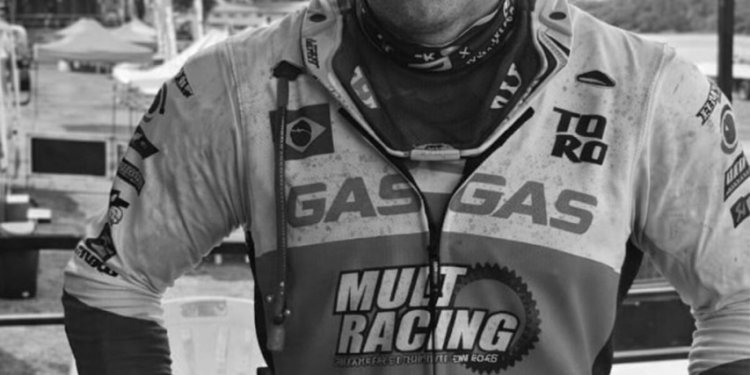 Acidente aconteceu durante etapa do Rally Cuesta; Confederação Brasileira de Motociclismo divulgou nota oficial de pesar.