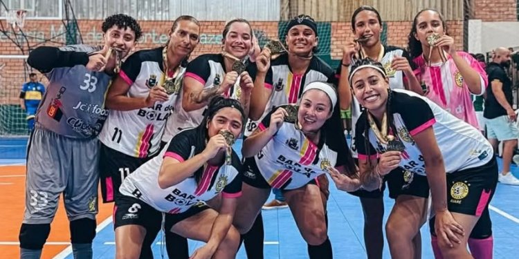EQUIPE FEMININA DO BAR DO BOLA É CAMPEÃ DO TORNEIO DE FUTSAL DE PARANAPANEMA