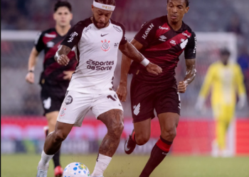 Corinthians vence o Athletico-PR e encosta nos líderes do Brasileirão