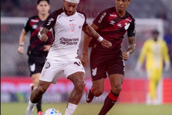 Corinthians vence o Athletico-PR e encosta nos líderes do Brasileirão