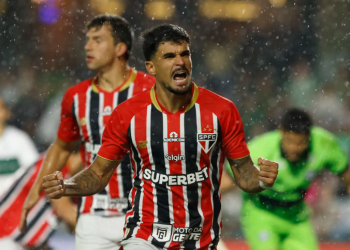 São Paulo vence o Coritiba no Couto Pereira