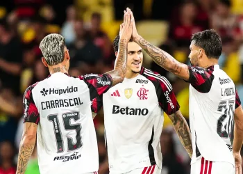 Flamengo atropela Madureira e disputa final do Carioca com Fluminense