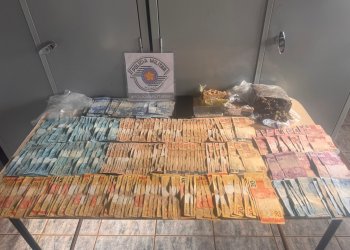 QUASE 10 MIL REAIS, 2 KG DE DROGAS E TRAFICANTE SAO RETIRADOS DE CIRCULAÇÃO PELA PM  EM CERQUEIRA CÉSAR