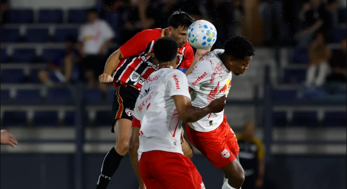 São Paulo vence o Red Bull Bragantino e segue na liderança do Brasileirão