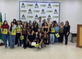 Alunos do curso de Administração da Escola Matilde Vieira visitam a ACIA