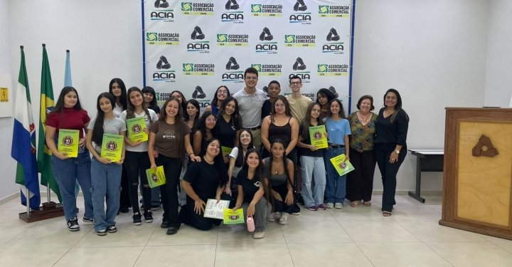 Alunos do curso de Administração da Escola Matilde Vieira visitam a ACIA