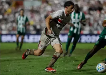 São Paulo vence a Chapecoense e vira líder do Brasileirão