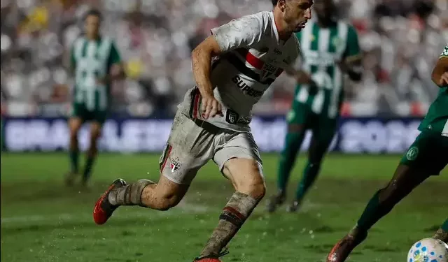 São Paulo vence a Chapecoense e vira líder do Brasileirão