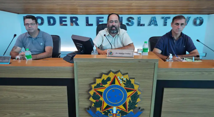 RELATOR OPINA PELA PROCEDÊNCIA DE DENÚNCIA CONTRA PRESIDENTE DA CÂMARA DE AVARÉ