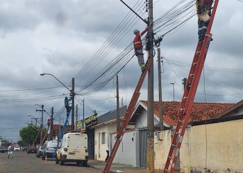 *FISCALIZAÇÃO* *Prefeitura segue com. força-tarefa para remoção de fios irregulares*