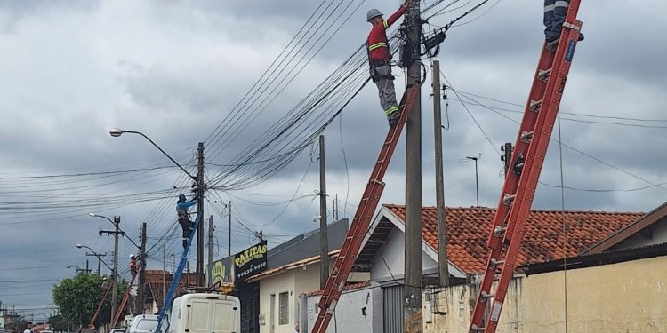 *FISCALIZAÇÃO* *Prefeitura segue com. força-tarefa para remoção de fios irregulares*