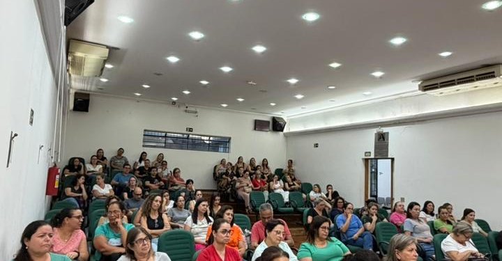 *EDUCAÇÃO* *Prefeito Roberto Araujo anuncia projeto que valoriza profissionais da Educação*