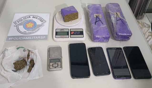 HOMEM É PRESO PELA PM APÓS LOCALIZAÇÃO DE “TIJOLOS” DE MACONHA EM MANDURI