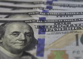 Dólar fecha abaixo de R$ 5 pela primeira vez em mais de dois anos