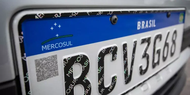 Projeto pode mudar de novo placas de carros no Brasil