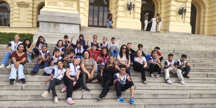 EDUCAÇÃO –  Alunos da Escola Municipal Clarindo Macedo participam de viagem pedagógica