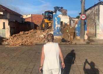 ASSISTÊNCIA SOCIAL*Casas que ofereciam riscos à população são derrubadas em Avare_