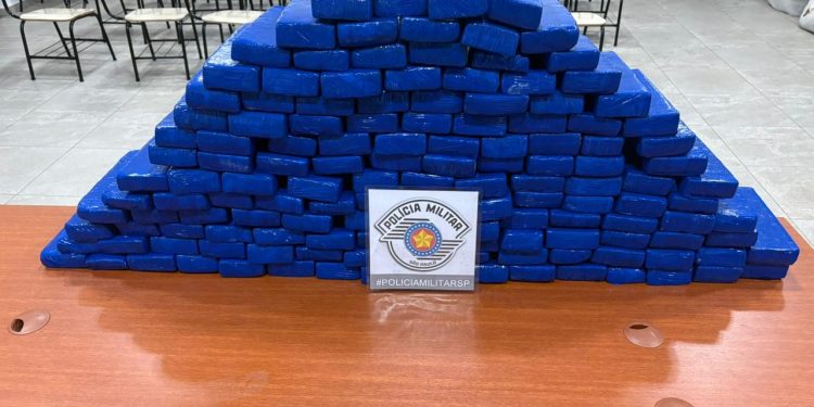 POLÍCIA MILITAR PRENDE HOMEM COM QUASE 100 QUILOS DE MACONHA EM TAGUAÍ/SP