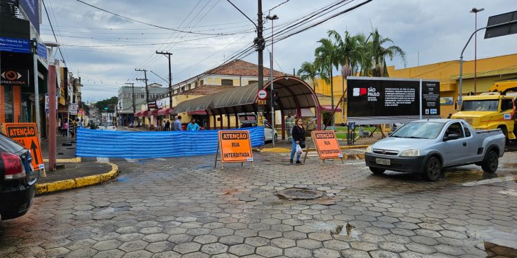 OBRAS *Trecho da Rua Santa Catarina é interditado para início das obras contra enchentes*