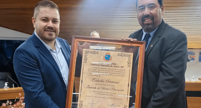 CÂMARA ENTREGA TÍTULO DE CIDADÃO AVAREENSE AO EMPRESÁRIO LEONARDO NASCIMENTO