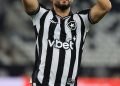 Botafogo vence Corinthians pelo Brasileirão com três de Arthur Cabral