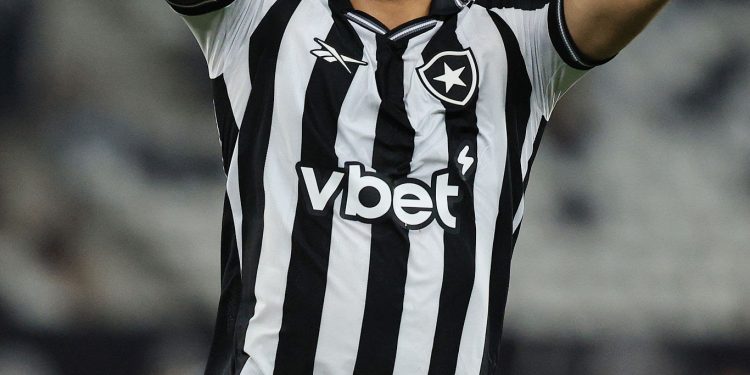 Botafogo vence Corinthians pelo Brasileirão com três de Arthur Cabral