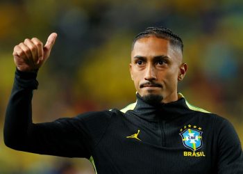 Raphinha sente dores na coxa direita e será reavaliado