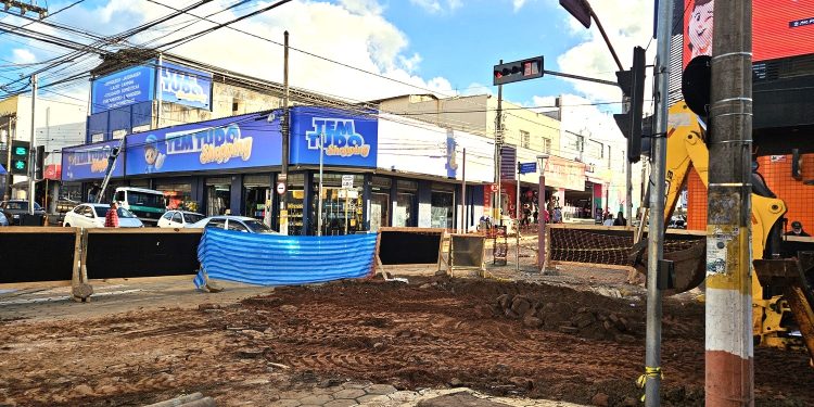 OBRAS  *Rua Santa Catarina é interditada no cruzamento com a Rio de Janeiro* ;